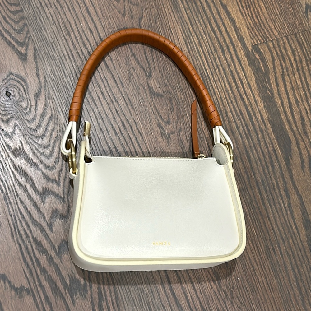 X REVOLVE THE HELENA BAG IN ECRU WITH COGNAC CONTRAST
Sancia